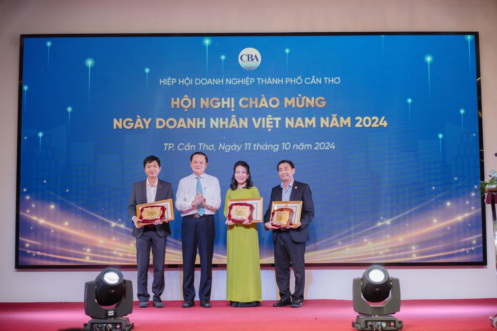 Luật sư Võ Hoàng Tâm – Giám đốc Công ty Luật Cilaf & Partners nhận khen thưởng vì những thành tích và đóng góp của mình